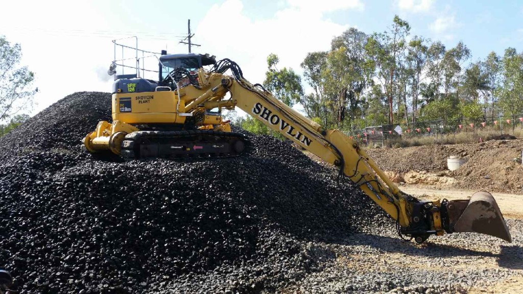 Komatsu pc128 fitted with engcon tilt rotator and mud bucket