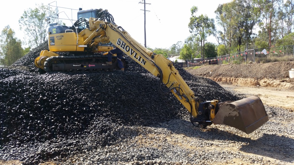 Komatsu pc128 fiyted with engcon tilt rotator and mud bucket